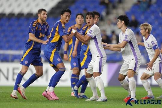 울산 허율, 히로시마 김주성의 경합. 사진[연합뉴스]