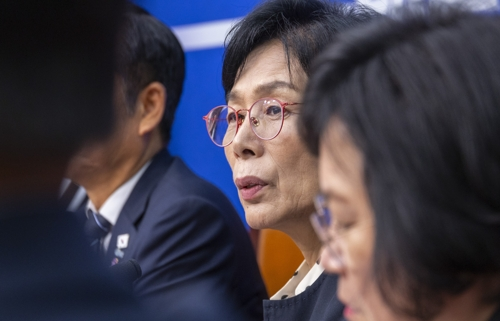 더불어민주당 언론개혁특별위원회 최민희 위원장이 20일 국회 언론개혁특위 허위 조작정보 근절안을 발표하고 있다. [연합뉴스]