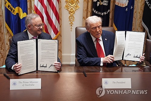 도널드 트럼프 미국 대통령이 20일(현지시간) 백악관에서 앤서니 앨버니즈 호주 총리와의 정상회담을 갖고 ‘핵심 광물 및 희토류의 안정적 공급망 확보를 위한 미-호주 프레임워크’에 공동 서명했다. [연합뉴스]