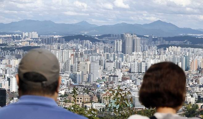 15일 남산에서 서울의 아파트와 주택들이 보이고 있다.  2025.10.15 [김호영 기자]