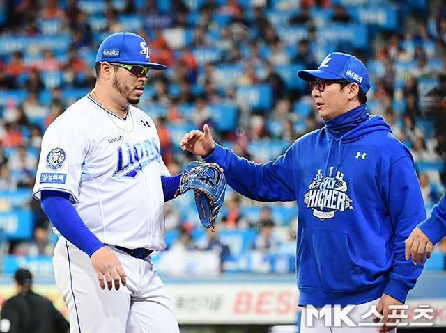 21일 오후 대구삼성라이온즈파크에서 ‘2025 신한 SOL Bank KBO 포스트시즌’ 한화 이글스와 삼성 라이온즈의 플레이오프(5전 3선승제) 3차전이 열렸다. 삼성 선발 후라도가 7회초 수비를 마친 후 더그아웃으로 들어오고 있다. 사진(대구)=김영구 기자