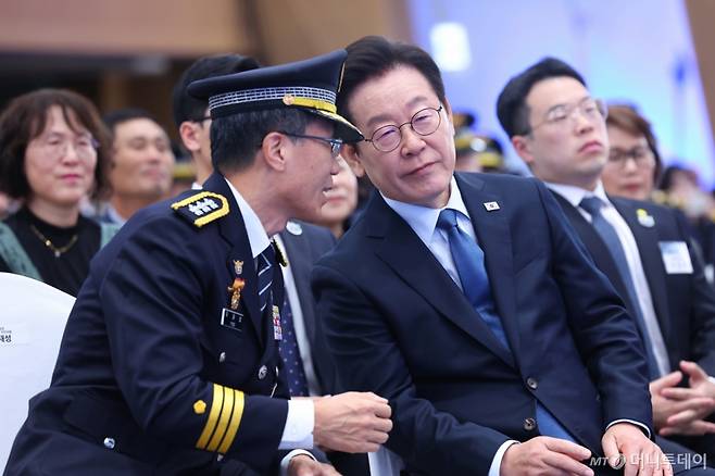 [서울=뉴시스] 고범준 기자 = 이재명 대통령이 21일 서울 서대문구 경찰청에서 열린 제80주년 경찰의 날 기념식에서 유재성 경찰청장 직무대행과 대화를 나누고 있다. (대통령실통신사진기자단) 2025.10.21. bjko@newsis.com /사진=고범준