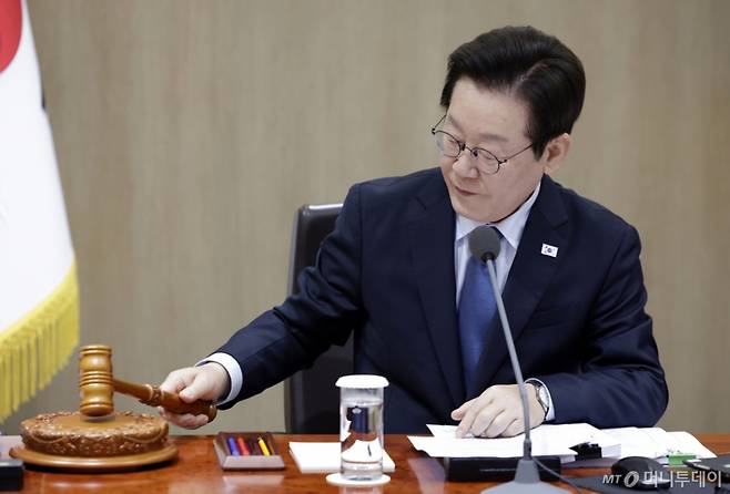 [서울=뉴시스] 최동준 기자 = 이재명 대통령이 21일 서울 용산 대통령실 청사에서 열린 국무회의에서 의사봉을 두드리며 개회 선언을 하고 있다. 2025.10.21. photocdj@newsis.com /사진=최동준