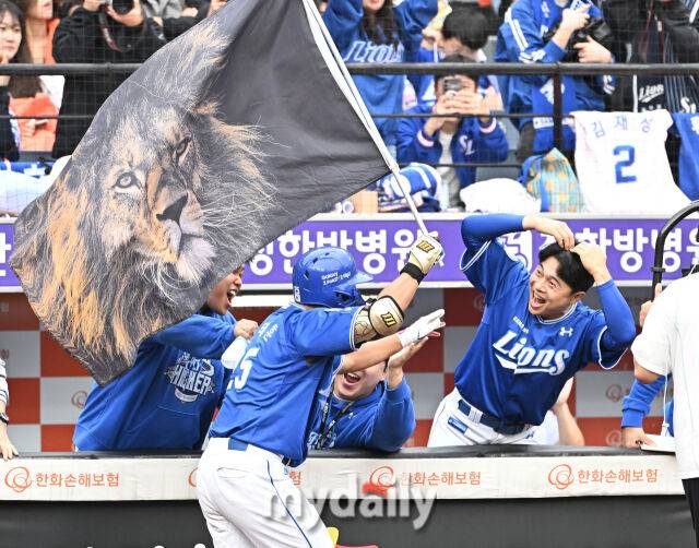 18일 오후 대전광역시 중구 대전 한화생명볼파크에서 진행된 '2025 프로야구 KBO리그 포스트시즌' 플레이오프(PO) 1차전 한화이글스와 삼성라이온즈의 경기. 삼성 김태훈이 4회초 솔로홈런을 터뜨린 뒤 덕아웃서 환호하고 있다./마이데일리