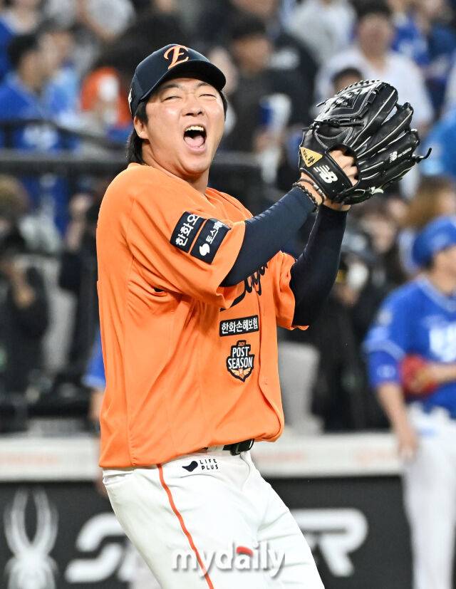 18일 오후 대전광역시 중구 대전 한화생명볼파크에서 진행된 '2025 프로야구 KBO리그 포스트시즌' 플레이오프(PO) 1차전 한화이글스와 삼성라이온즈의 경기. 한화 김범수가 9-8로 승리한 뒤 환호하고 있다./마이데일리