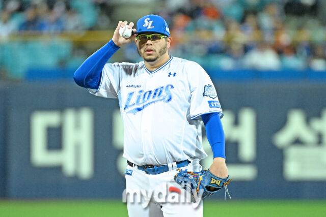 21일 대구 삼성라이온즈파크에서 열린 '2025 신한 SOL BANK KBO 포스트 시즌' 삼성 라이온즈와 한화 이글스 플레오이프(PO) 3차전 경기. 삼성 후라도가 선발로 나와 사인을 받고 있다./대구=한혁승 기자