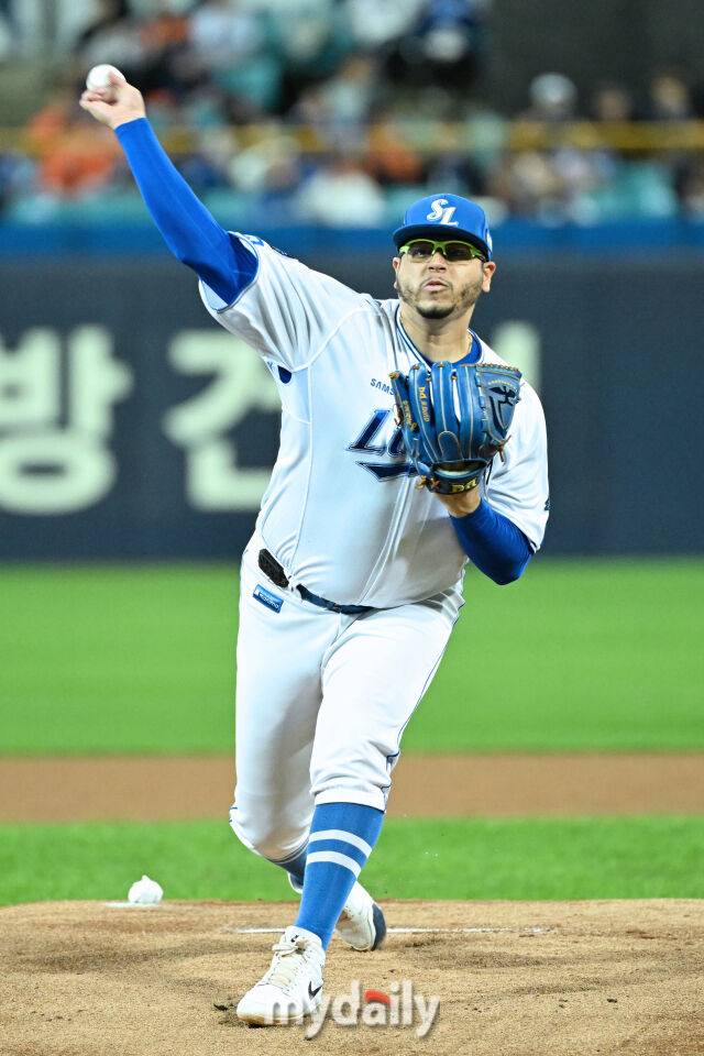 21일 대구 삼성라이온즈파크에서 열린 '2025 신한 SOL BANK KBO 포스트 시즌' 삼성 라이온즈와 한화 이글스 플레오이프(PO) 3차전 경기. 삼성 선발 후라도가 힘차게 투구하고 있다./대구=한혁승 기자