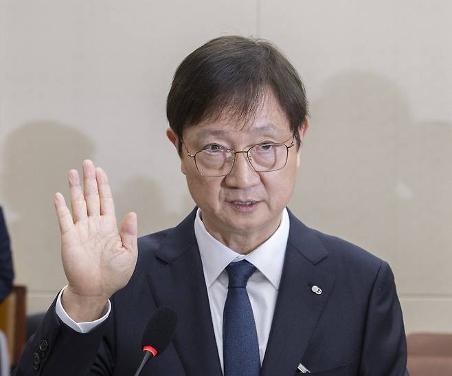 이찬진 금융감독원장을 비롯한 증인들이 21일 국회에서 열린 2025년도 정무위원회 국정감사에 출석해 증인 선서를 하고 있다.[연합]