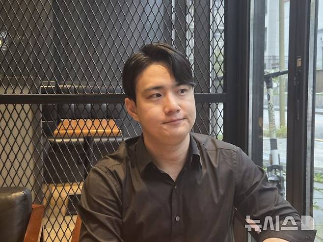 [전주=뉴시스] 강경호 기자 = 지난 19일 전북 전주시 덕진구의 한 카페에서 만난 권명재 김제경찰서 경장이 뉴시스와 인터뷰를 진행하고 있다. 2025.10.21. lukekang@newsis.com