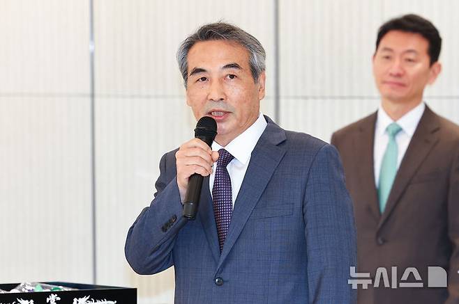 [서울=뉴시스] 윤석열 전 대통령의 부인 김건희 여사 의혹 관련 사건을 맡은 민중기 특별검사가 지난 7월 2일 오전 서울 종로구 KT광화문빌딩 웨스트에 마련된 특검 사무실에서 현판 제막을 한 뒤 발언하고 있다. (공동취재) photo@newsis.com