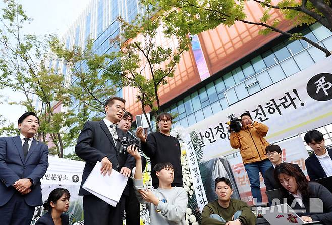 [서울=뉴시스] 조성우 기자 = 김건희 특검의 김건희 여사 일가 양평 공흥지구 개발 특혜 의혹 관련 조사를 받은 뒤 숨진채 발견된 양평군 공무원 A 씨의 변호를 맡은 박경호(왼쪽 두 번째) 변호사가 지난 14일 오전 김건희 특검 사무실이 마련된 서울 종로구 KT광화문빌딩 웨스트 앞에서 기자회견 열고 취재진과 질의응답을 하고 있다. 2025.10.21. xconfind@newsis.com