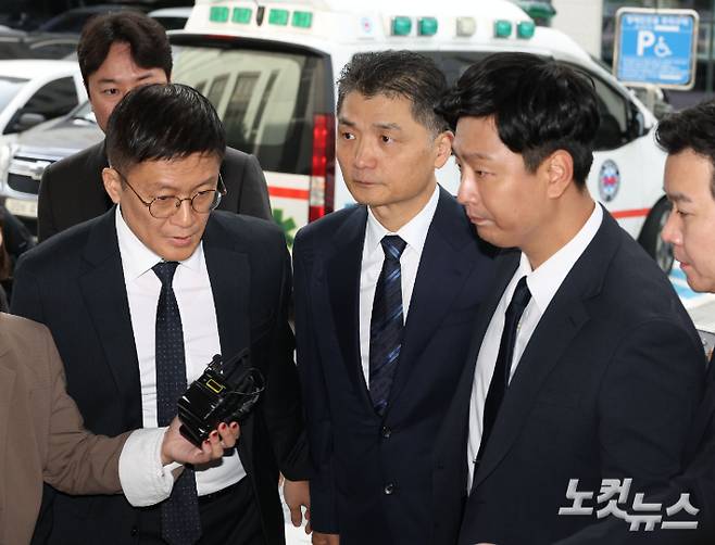 SM엔터테인먼트 시세를 조종한 혐의를 받는 카카오 창업자 김범수 경영쇄신위원장이 21일 오전 서울 양천구 남부지방법원에서 열린 1심 선고 공판에 출석하고 있다. 황진환 기자