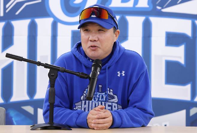 삼성 박진만 감독이 21일 한화와 PO 2차전에 앞선 인터뷰에서 류현진에 대해 언급하고 있다. 삼성 라이온즈