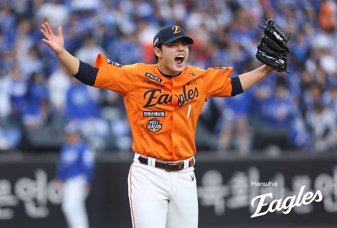 한화 우완 문동주가 18일 삼성과 PO 1차전에서 7회를 막은 뒤 세리머니하는 모습. 한화 이글스