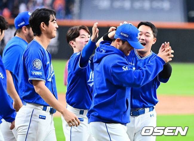 경기 마치고 동료선수들의 축하 받는 최원태