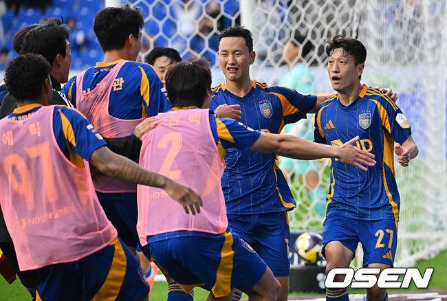 [OSEN=울산, 이석우 기자] 18일 울산 문수축구경기장에서 하나은행 K리그1 2025 울산 HD와 광주FC의 경기가 열렸다.  신태용 감독 경질을 두고 후폭풍이 몰아친 울산은 급격히 무너져 강등권까지 추락했고, 반면 광주FC는 파이널A 진출의 마지막 불씨를 살리기 위해 총력전에 나섰다.울산 HD 이청용이 페널티킥을 성공하고 기뻐하고 있다. 2025.10.18 / foto0307@osen.co.kr