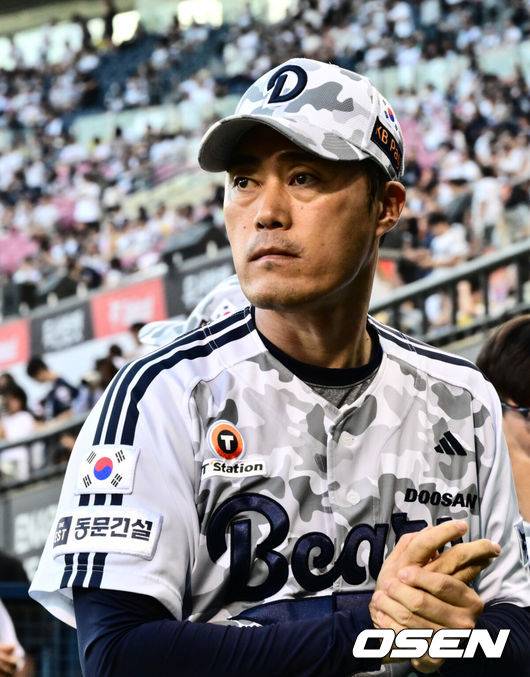 [OSEN=잠실, 조은정 기자]10일 오후 서울 잠실구장에서 ‘2025 신한 SOL Bank KBO리그’ 두산 베어스와 LG 트윈스의 경기가 열렸다.홈팀 두산은 콜어빈, 방문팀 LG는 손주영을 선발로 내세웠다.두산 조성환 감독대행이 사전행사에 참석하고 있다. 2025.09.10 /cej@osen.co.kr