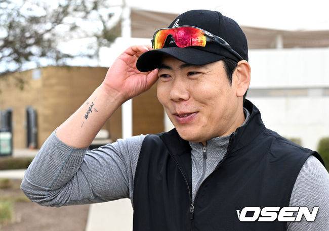 [OSEN=어바인(미국), 이대선 기자] 12일(한국시간) 미국 캘리포니아주 어바인 그레이트파크 베이스볼 컴플렉스에서 KIA 타이거즈의 1차 스프링캠프가 진행됐다.KIA 선수단은 오는 18일 미국에서 출발해 19일 인천으로 입국한 뒤 20일에 일본 오키나와로 건너가 21일부터 3월 4일까지 킨 구장에서 본격적인 실전을 치른다.KIA 훈련장을 찾은 강정호가 취재진과 인터뷰를 나누고 있다. 2025.02.12 / sunday@osen.co.kr