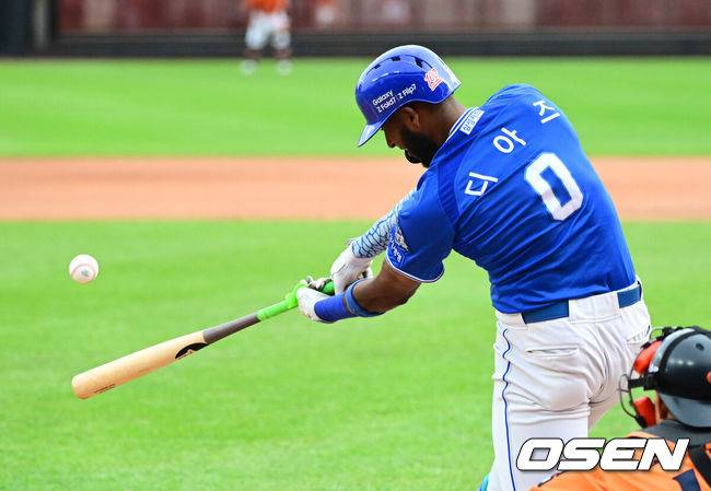 [OSEN=대전, 지형준 기자] 19일 오후 대전 한화생명볼파크에서 2025 신한 SOL Bank KBO리그 포스트시즌 플레이오프 2차전 한화 이글스와 삼성 라이온즈의 경기가 열렸다.한화는 라이언 와이스, 삼성은 최원태를 선발 투수로 내세웠다.4회초 2사 1,3루에서 삼성 디아즈가 1타점 적시 2루타를 날리고 있다. 2025.10.19 /jpnews@osen.co.kr