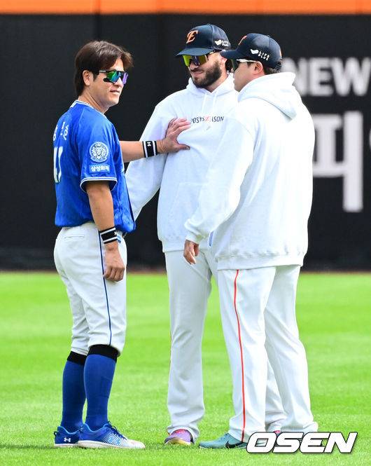 [OSEN=대전, 지형준 기자] 19일 오후 대전 한화생명볼파크에서 2025 신한 SOL Bank KBO리그 포스트시즌 플레이오프 2차전 한화 이글스와 삼성 라이온즈의 경기가 열렸다.한화는 라이언 와이스, 삼성은 최원태를 선발 투수로 내세웠다.경기에 앞서 삼성 강민호가 한화 폰세, 류현진이 인사를 나누고 있다. 2025.10.19 /jpnews@osen.co.kr