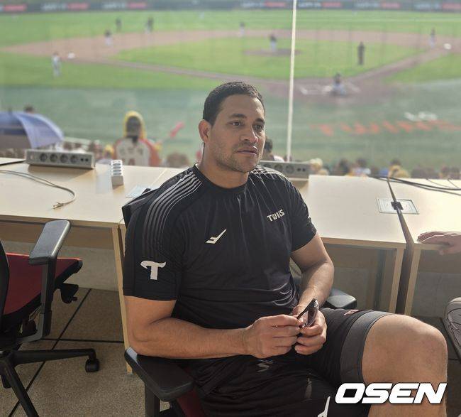 [OSEN=이천, 한용섭 기자] LG 트윈스 투수 치리노스가 19일 이천 LG챔피언스파크에서 청백전 5이닝 1피안타 무실점으로 호투한 후 인터뷰를 하고 있다. /orange@osen.co.kr