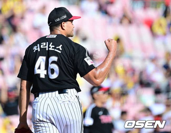 [OSEN=수원, 최규한 기자] 18일 수원 KT위즈파크에서 ‘2025 신한 SOL Bank KBO리그’ KT 위즈와 LG 트윈스의 더블헤더 1차전이 열렸다.홈팀 KT는 소형준, 방문팀 LG는 요니 치리노스를 선발로 내세웠다.3회말 2사 1루 상황 KT 이호연을 내야 땅볼로 이끈 LG 선발 치리노스가 기뻐하고 있다. 2025.09.18 / dreamer@osen.co.kr