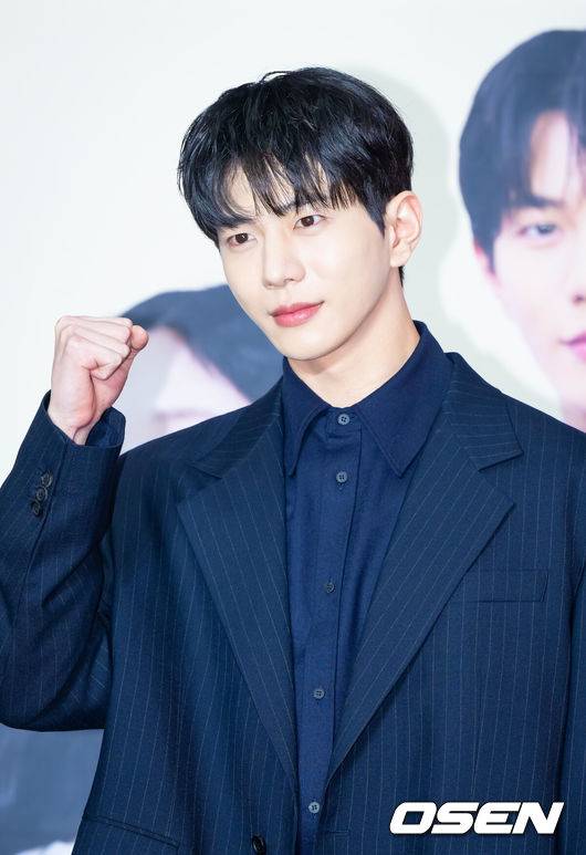 [OSEN=고양, 박준형 기자] 21일 오후 경기도 고양 스타필드 아트리움에서 게임 원작 숏폼드라마 '마이리틀셰프' 제작발표회가 진행됐다.‘마이리틀셰프’ 숏폼드라마는 오리지널 게임의 지적재산권에 등장한 스토리에서 확장되어, 단순한 요리 배틀을 넘어, 재벌가의 권력다툼, 주인공 노마의 성장, 그리고 사랑과 배신이라는 코드가 교차하는 서사를 담고 있다. 게임속 주인공인 ‘노마’역할의 캐릭터에는 그룹 에이프릴의 이나은이 캐스팅 되었으며, 또다른 주인공의 ‘태우’역할에는 그룹 골든차일드의 최보민이 캐스팅 되었다. 또한, ‘노마’의 요리학교 동창으로 등장하는 ‘도윤’역에는 그룹 CIX의 현석이, 마지막으로 ‘노마’의 사촌으로 등장하는 ‘미리’역에는 그룹 파나틱스의 김도아가 캐스팅됐다.배우 최보민이 포즈를 취하고 있다.  2025.10.21 / soul1014@osen.co.kr