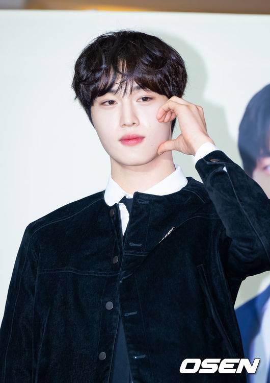 [OSEN=고양, 박준형 기자] 21일 오후 경기도 고양 스타필드 아트리움에서 게임 원작 숏폼드라마 '마이리틀셰프' 제작발표회가 진행됐다.‘마이리틀셰프’ 숏폼드라마는 오리지널 게임의 지적재산권에 등장한 스토리에서 확장되어, 단순한 요리 배틀을 넘어, 재벌가의 권력다툼, 주인공 노마의 성장, 그리고 사랑과 배신이라는 코드가 교차하는 서사를 담고 있다. 게임속 주인공인 ‘노마’역할의 캐릭터에는 그룹 에이프릴의 이나은이 캐스팅 되었으며, 또다른 주인공의 ‘태우’역할에는 그룹 골든차일드의 최보민이 캐스팅 되었다. 또한, ‘노마’의 요리학교 동창으로 등장하는 ‘도윤’역에는 그룹 CIX의 현석이, 마지막으로 ‘노마’의 사촌으로 등장하는 ‘미리’역에는 그룹 파나틱스의 김도아가 캐스팅됐다.배우 윤현석이 포즈를 취하고 있다.  2025.10.21 / soul1014@osen.co.kr