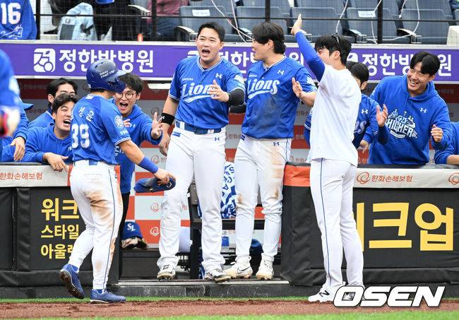 [OSEN=대전, 이대선 기자] 18일 오후 대전 한화생명볼파크에서 2025 신한 SOL Bank KBO리그 포스트시즌 플레이오프 1차전 한화 이글스와 삼성 라이온즈의 경기가 열렸다.한화는 폰세, 삼성은 가라비토를 선발 투수로 내세웠다.3회초 2사 2루에서 삼성 김영웅의 우월 적시 2루타 때 홈을 밟은 김성윤이 더그아웃에서 동료들과 환호하고 있다. 2025.10.18 /sunday@osen.co.kr