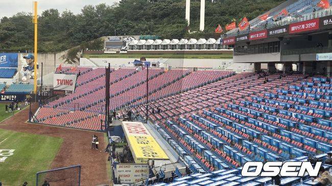 [OSEN=대구, 한용섭 기자] 21일 플레이오프 3차전이 열리는 대구 삼성라이온즈파크 1루측 관중석이 오렌지색 컬러로 바뀌었다. /orange@osen.co.kr
