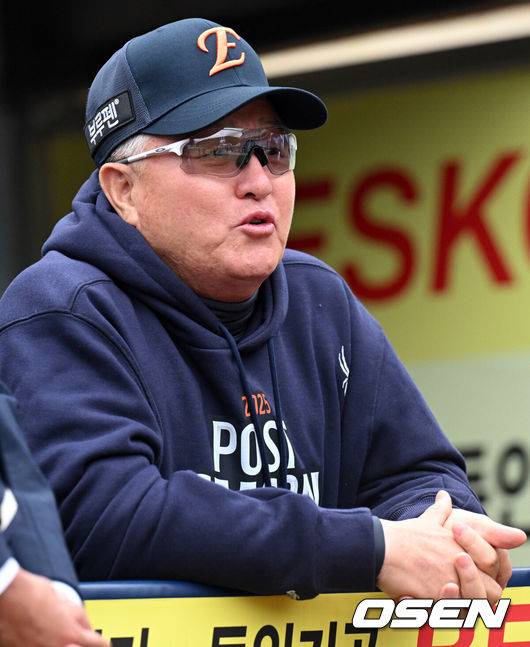 [OSEN=대구, 조은정 기자]21일 대구 삼성라이온즈파크에서 2025 신한 SOL Bank KBO리그 포스트시즌 플레이오프 3차전 삼성 라이온즈와 한화 이글스의 경기가 열린다.홈팀 삼성은 후라도, 방문팀 한화는 류현진을 선발로 내세웠다.한화 김경문 감독이 선수단 훈련을 지켜보고 있다. 2025.10.21 /cej@osen.co.kr