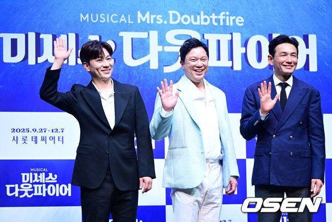 [OSEN=최규한 기자] 2일 오후 서울 서대문구 이화여자대학교 삼성홀에서 뮤지컬 ‘미세스 다웃파이어’ 제작발표회가 열렸다.뮤지컬 '미세스 다웃파이어'는 로빈 윌리엄스 주연의 동명 영화를 뮤지컬로 만든 작품으로 가족의 사랑을 그린 코미디 뮤지컬이다. 이혼한 다니엘이 유모 미세스 다웃파이어로 변장해 전 아내의 집으로 들어가 자녀들을 돌보면서 벌어지는 이야기를 그린다.배우 황정민, 정성화, 정상훈이 포토타임을 하고 있다. 2025.09.02 / dreamer@osen.co.kr