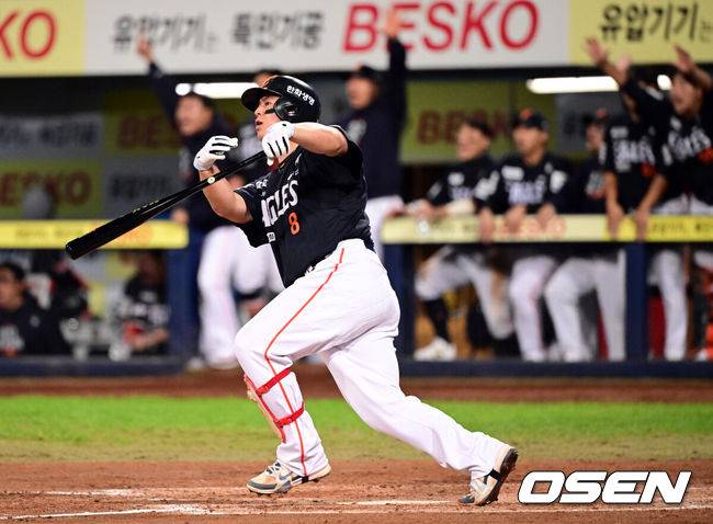 [OSEN=대구, 조은정 기자]21일 대구 삼성라이온즈파크에서 2025 신한 SOL Bank KBO리그 포스트시즌 플레이오프 3차전 삼성 라이온즈와 한화 이글스의 경기가 열렸다.홈팀 삼성은 후라도, 방문팀 한화는 류현진을 선발로 내세웠다.5회초 2사 2루 한화 노시환이 재역전 투런 홈런을 날리고 있다. 2025.10.21 /cej@osen.co.kr