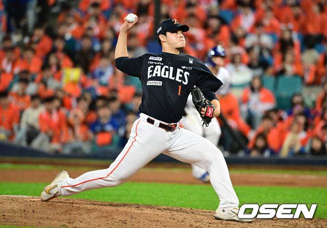 [OSEN=대구, 조은정 기자]21일 대구 삼성라이온즈파크에서 2025 신한 SOL Bank KBO리그 포스트시즌 플레이오프 3차전 삼성 라이온즈와 한화 이글스의 경기가 열렸다.홈팀 삼성은 후라도, 방문팀 한화는 류현진을 선발로 내세웠다.6회말 무사 1루 한화 문동주가 역투하고 있다. 2025.10.21 /cej@osen.co.kr