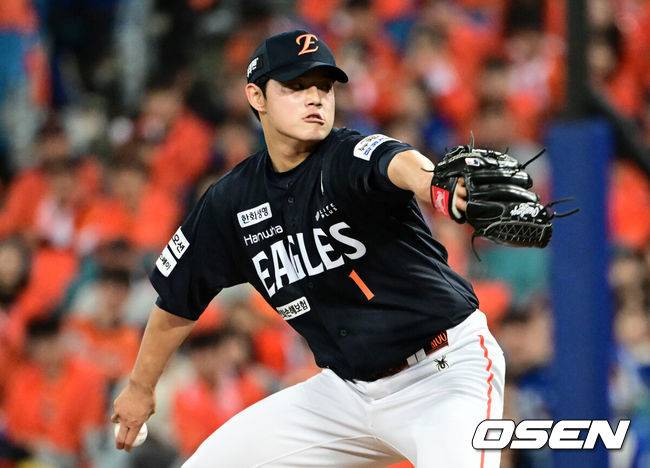 [OSEN=대구, 조은정 기자]21일 대구 삼성라이온즈파크에서 2025 신한 SOL Bank KBO리그 포스트시즌 플레이오프 3차전 삼성 라이온즈와 한화 이글스의 경기가 열렸다.홈팀 삼성은 후라도, 방문팀 한화는 류현진을 선발로 내세웠다.6회말 무사 1루 한화 문동주가 역투하고 있다. 2025.10.21 /cej@osen.co.kr