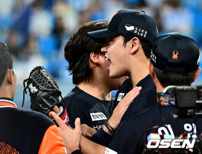 [OSEN=대구, 최규한 기자] 21일 대구 삼성라이온즈파크에서 ‘2025 신한 SOL Bank KBO리그’ 포스트시즌 플레이오프 3차전 삼성 라이온즈와 한화 이글스의 경기가 열렸다.홈팀 삼성은 아리엘 후라도, 방문팀 한화는 류현진을 선발로 내세웠다.6회말 삼성 공격을 무실점으로 막아낸 한화 투수 문동주가 더그아웃으로 향하며 동료들과 인사를 나누고 있다. 2025.10.21 / dreamer@osen.co.kr