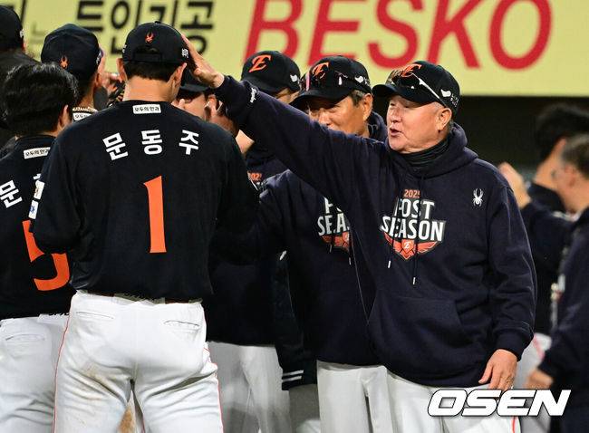 [OSEN=대구, 조은정 기자]프로야구 한화 이글스 투수 문동주(22)가 구원으로 나와 또 한화를 구했다. 6회부터 9회까지 4이닝을 삭제하며 슈퍼 세이브로 삼성 강타선을 잠재웠다.문동주는 21일 대구삼성라이온즈파크에서 열린 2025 신한 SOL Bank KBO리그 포스트시즌 플레이오프(PO·5전3선승제) 3차전에 6회 구원 등판, 4이닝 2피안타 1볼넷 6탈삼진 무실점으로 막고 한화의 5-4 승리에 기여했다. 승리 투수가 됐다. 한화는 시리즈 전적 2승1패 리드. 한화 김경문 감독이 문동주와 승리를 기뻐하고 있다. 2025.10.21 /cej@osen.co.kr