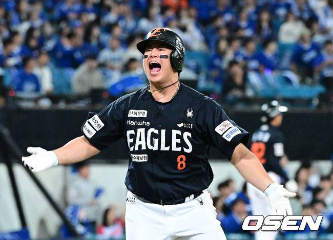 [OSEN=대구, 최규한 기자] 21일 대구 삼성라이온즈파크에서 ‘2025 신한 SOL Bank KBO리그’ 포스트시즌 플레이오프 3차전 삼성 라이온즈와 한화 이글스의 경기가 열렸다.홈팀 삼성은 아리엘 후라도, 방문팀 한화는 류현진을 선발로 내세웠다.5회초 2사 3루 상황 한화 노시환이 역전 좌월 투런포를 날리고 그라운드를 향해 포효하고 있다. 2025.10.21 / dreamer@osen.co.kr