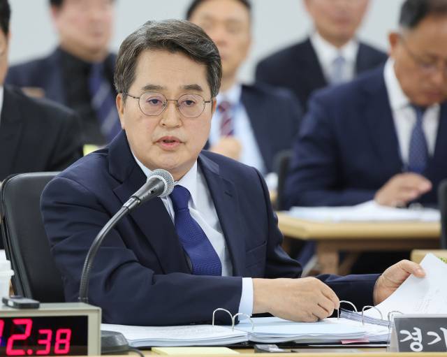 ▲김동연 경기도지사가 21일 경기도 수원시 영통구 경기도청에서 열린 국회 행정안전위원회의 경기도에 대한 국정감사에서 위원 질의에 답변하고 있다. ⓒ연합뉴스