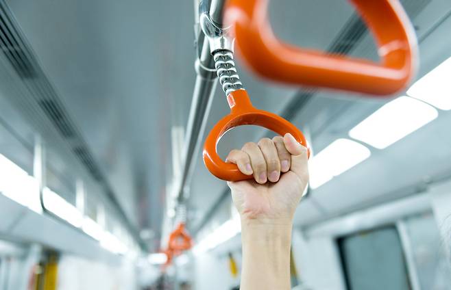 지하철 손잡이를 꽉 잡은 시민의 손. 최근 연구에 따르면 손아귀 힘(악력)이 강할수록 비만으로 인한 장기 손상이나 사망 위험이 낮은 것으로 나타났다. 게티이미지뱅크