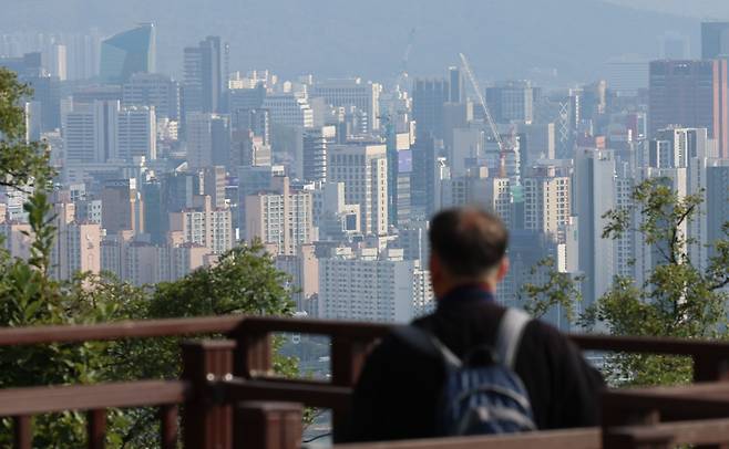 서울 전역과 경기도 12개 지역에서 토지거래허가제가 시행되는 20일 서울 남산에서 아파트단지가 보이고 있다. 정부가 발표한 10·15 부동산 대책에 따라 이날부터 서울 전 지역과 과천, 분당 등 경기 12개 지역에서 토지거래허가제가 시행된다. 이 지역에서는 주택 거래 전 지자체장의 허가를 받아야 하며, 취득일로부터 2년간 실제 거주해야 한다. 뉴시스