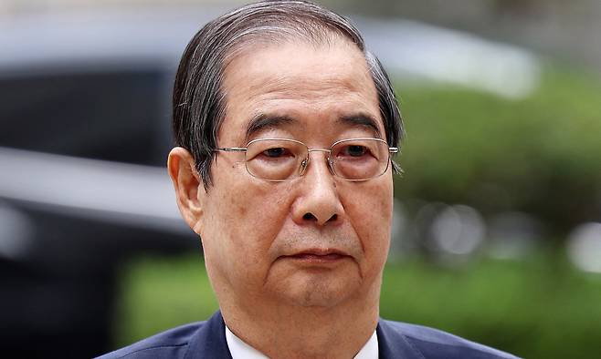 내란 우두머리 방조 혐의를 받는 한덕수 전 국무총리가 20일 오전 서울 서초구 서울중앙지방법원에서 열린 내란 우두머리 방조 및 위증 등 혐의 관련 공판에 출석하고 있다. 뉴스1