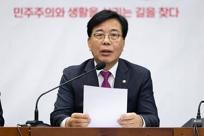 송언석 국민의힘 원내대표가 21일 서울 여의도 국회에서 열린 국정감사 대책회의에서 모두 발언을 하고 있다. 뉴스1