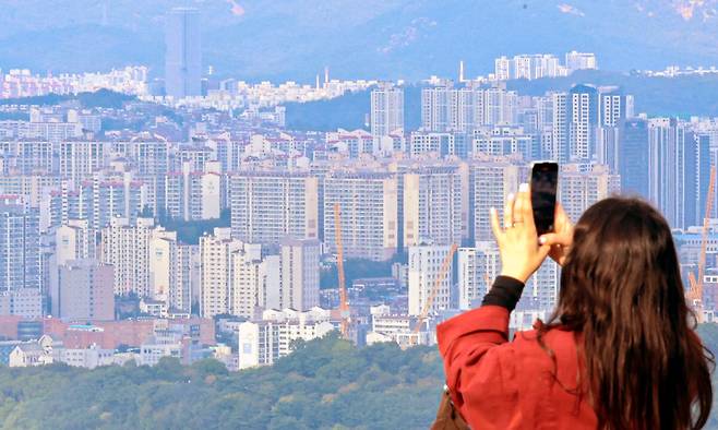 20일 서울 남산에서 아파트단지가 보이고 있다. 뉴시스