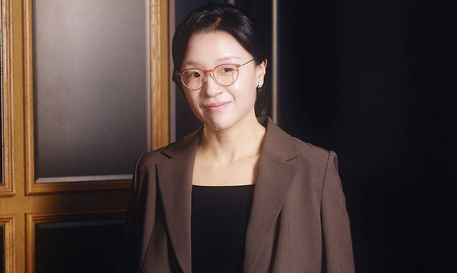 20일 서울 종로구 한 카페에서 만난 윤가은 감독은 영화 ‘세계의 주인’에 연상호·변영주 감독, 배우 박정민 등이 찬사를 보낸 데 대해 “이 영화나 나에 대한 칭찬이라기보다, 이 영화가 이야기하고자 한 사람들에 대한 지지로 느꼈다”며 “실제 세상에 존재하는 ‘주인이들’에게 손 내미는 온기가 전해졌다”고 말했다. 이어 “독립영화인으로서 흥행은 ‘세계 평화’ 같이 먼 꿈이지만, 많은 분이 영화를 봐주시면 좋겠다”며 웃었다. 바른손이앤에이 제공