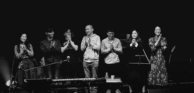 정원영밴드 공연 후 제자들로 구성된 밴드 멤버들과 싱어송라이터 정원영이 관객에게 인사하고 있다.