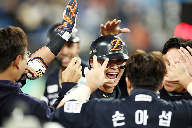 21일 대구삼성라이온즈파크에서 열린 2025 KBO 포스트시즌 플레이오프 한화 이글스 대 삼성 라이온즈 3차전. 5회 초 2사 3루 때 한화 노시환이 투런 홈런을 친 후 기뻐하고 있다. 연합뉴스