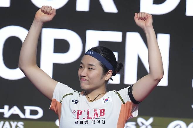 안세영이 19일 밤(한국시간) ﻿2025 세계배드민턴연맹(BWF) 월드투어 덴마크오픈 여자 단식 결승에서 중국의 왕즈이를 꺾고 우승한 뒤 기뻐하고 있다. 오덴세 EPA 연합뉴스