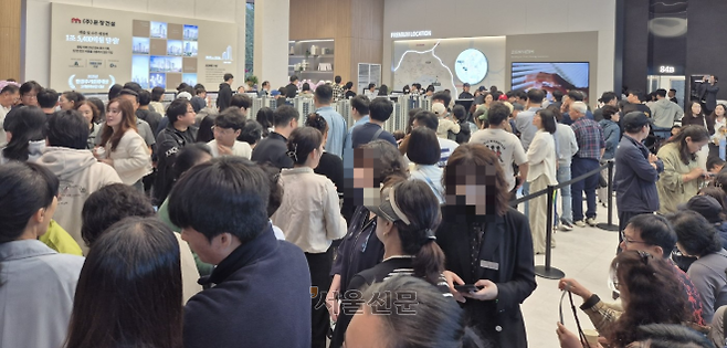 지난 17일 전남 무안군 오룡2지구에 개관한 ‘오룡2지구 지엔하임’ 주택전시관에 관람객들이 몰려 북적이고 있다.