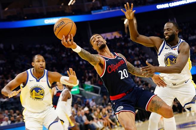 골든스테이트 워리어스 알 호퍼드가 18일(한국시간) 미국 캘리포니아주 로스앤젤레스(LA) 크립토닷컵 아레나에서 열린 2024~25 NBA LA 클리퍼스와의 시범경기에서 드레이먼드 그린과 존 콜린스를 수비하고 있다. AP 연합뉴스